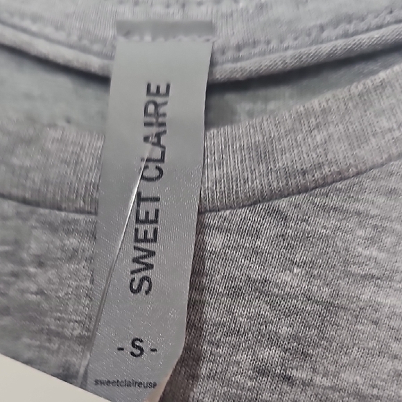 Francesca's Collections Gray Tee with American Flag Lips - Picture 3 of 4